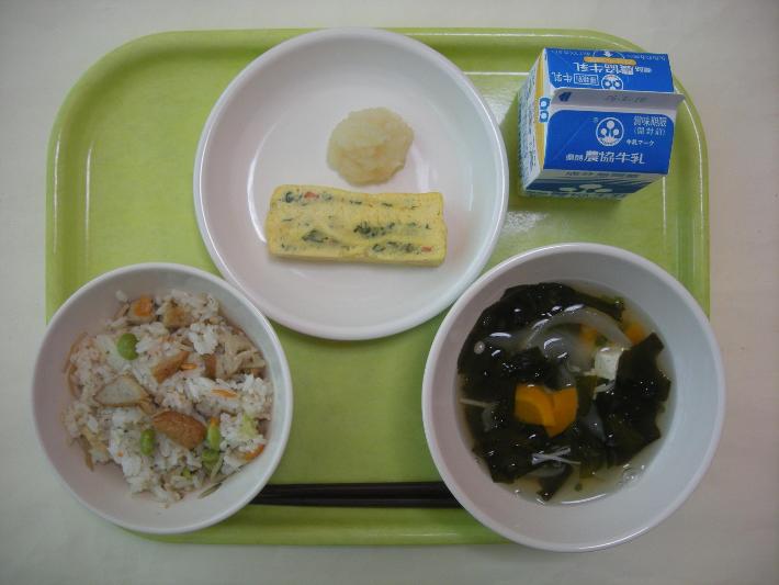 きんぴらごはん、豆腐とわかめのすまし汁、千草焼、大根おろし煮、チーズ（中学校のみ）、牛乳の写真