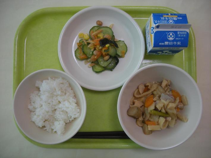 白ごはん、割干大根のみそ煮、かみかみサラダ、牛乳の写真