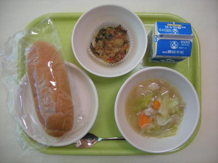 コッペパン（幼稚園ロールパン）、レンズ豆と野菜のスープ、ツナとポテトのヨーグルトグラタン、牛乳の写真