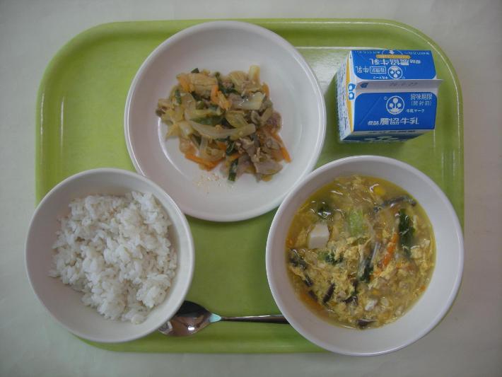 麦ごはん、中華コーンスープ、豚肉と野菜のキムチ炒め、牛乳の写真