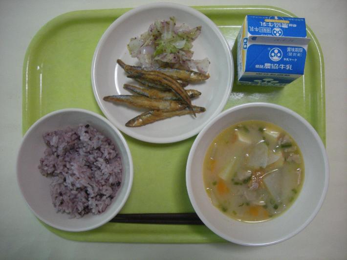 黒米ごはん、豚汁、きびなごの更紗揚げ、ゆで野菜、牛乳の写真