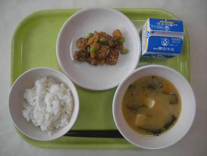 白ごはん、ピリ辛みそ汁、さばの甘辛コロコロ揚げ、牛乳の写真