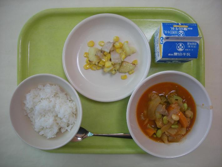 白ごはん、鶏肉と豆のトマト煮、チーズポテト、牛乳の写真