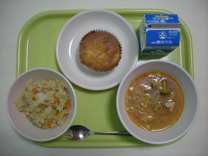 カレーピラフ、野菜スープ、手作りバナナケーキ、牛乳の写真