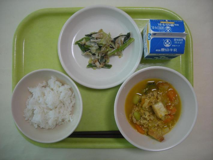 白ごはん、かぼちゃのそぼろ煮、キャベツのおかか和え、牛乳の写真