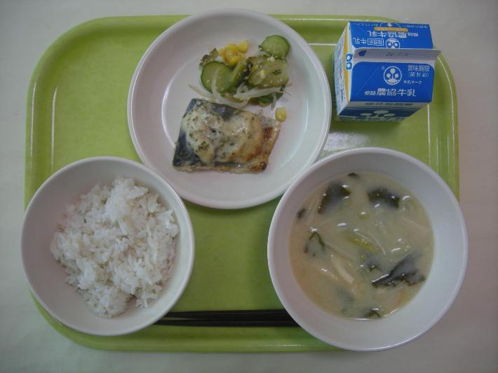 麦ごはん、豆乳みそ汁、さばのアイオリ焼き、にがうりのごま和え、牛乳の写真