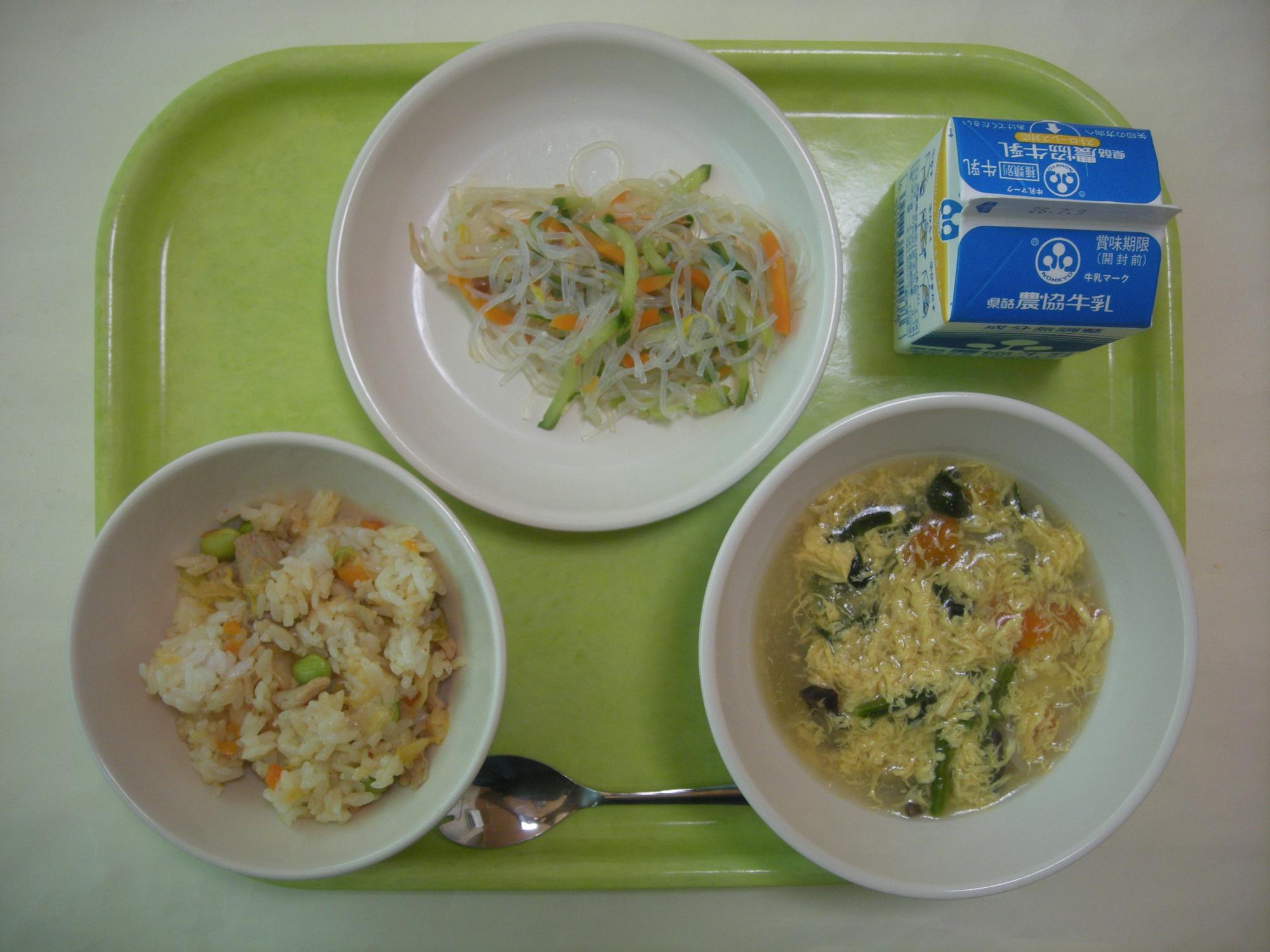 豚キムチごはん、冬瓜と卵のスープ、リャンバンサンスク、牛乳の写真