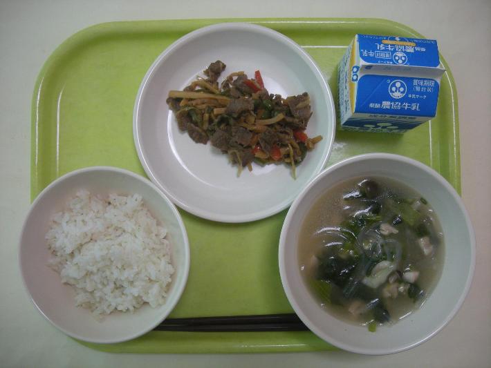 麦ごはん、鶏肉とマロニースープ、チンジャオロース、牛乳の写真