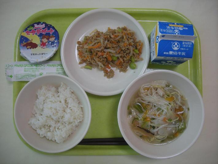 麦ごはん、七夕そうめん汁、ツナと白滝丼の具、七夕ゼリー、牛乳の写真