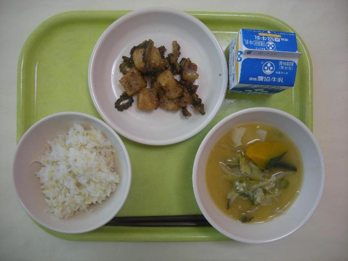 もちきびごはん、夏野菜のみそ汁、たらとゴーヤの梅風味揚げ、牛乳の写真