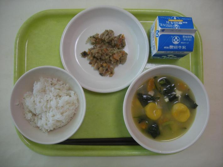 麦ごはん、かぼちゃ団子汁、豚みそ、牛乳の写真