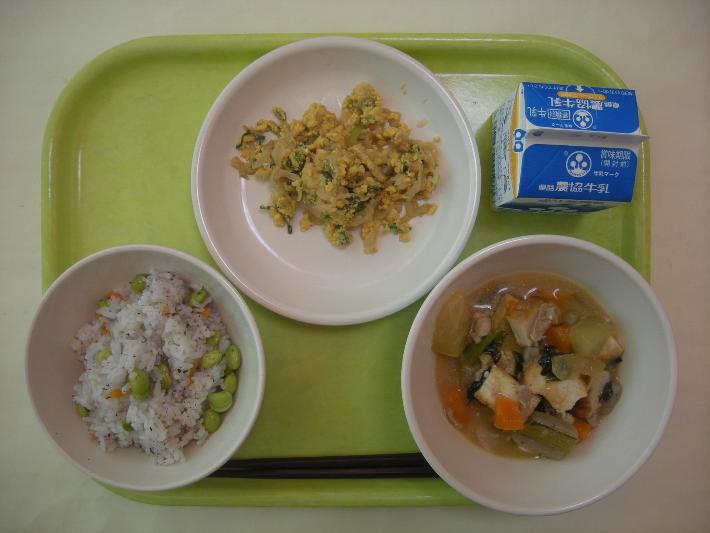 枝豆ゆかりごはん、豚肉と冬瓜のみそ煮、切干大根の卵とじ、牛乳の写真