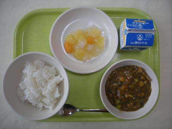 白ごはん、夏野菜カレー、きらきらフルーツジュレ、牛乳の写真