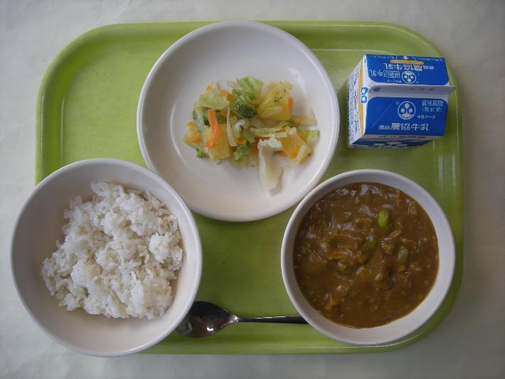 麦ごはん、ポークカレー、パインサラダ、牛乳（中学生は250ミリリットル）の写真