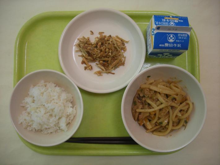 少なめ白ごはん、じゃあじゃあうどん、ナッツごぼう、牛乳（中学生は250ミリリットル）の写真