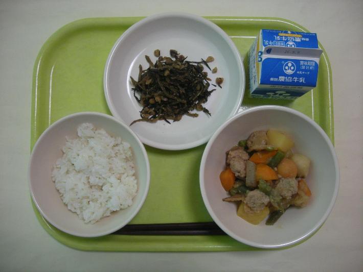 麦ごはん、肉団子のうま煮、海藻の佃煮、牛乳の写真