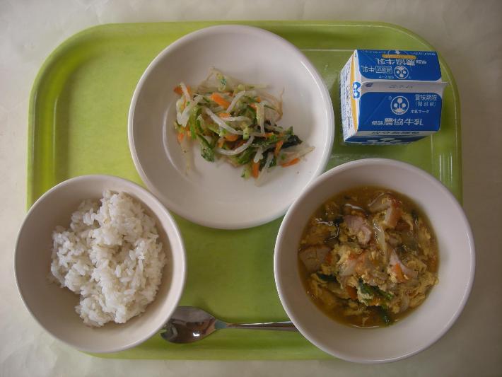 麦ごはん、親子どんぶりの具、野菜の梅肉和え、牛乳（中学生250ミリリットル）の写真