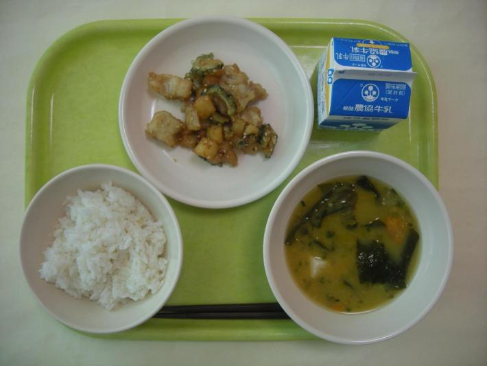 白ごはん、なすとかぼちゃのみそ汁、魚とゴーヤの揚げ煮、牛乳（中学生250ミリリットル）の写真