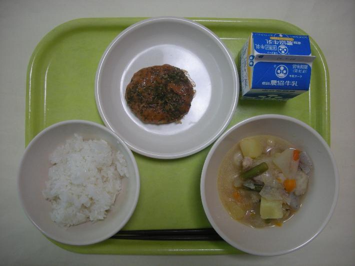 白ごはん、和風ポトフ、平つくねのお好み焼き風、牛乳（中学生250ミリリットル）の写真