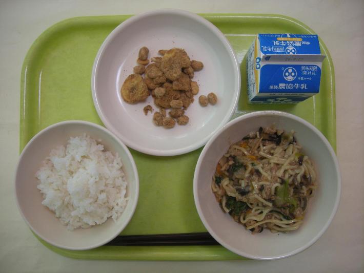 少なめ白ごはん、坦々麺、きなこビーンズ、牛乳（中学生250ミリリットル）の写真
