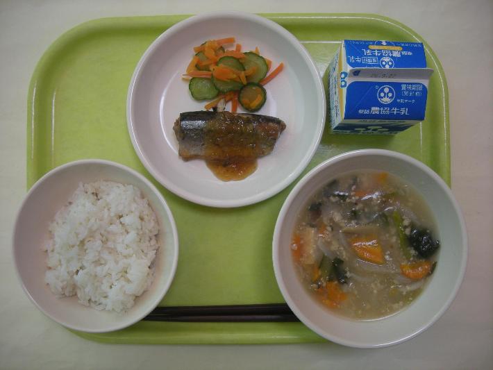 麦ごはん、冬瓜のそぼろ汁、さんまのみぞれ煮、きゅうりとにんじんの昆布茶和え、牛乳（中学生250ミリリットル）の写真