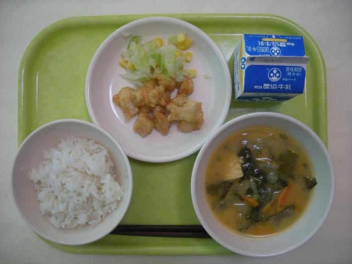 白ごはん、油揚げとたまねぎのピリ辛みそ汁、チキンレモン、ゆで野菜、牛乳（中学生250ミリリットル）の写真
