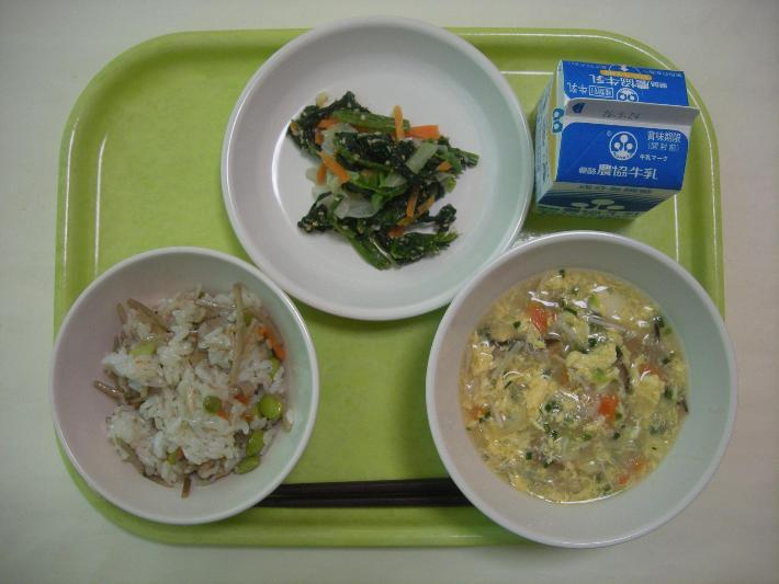 鶏ごぼうごはん、かきたま汁、ほうれん草のごま酢和え、牛乳（中学生250ミリリットル）の写真