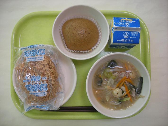 皿うどん、長崎皿うどんの具、手作りふくれ菓子、牛乳（中学生250ミリリットル）の写真