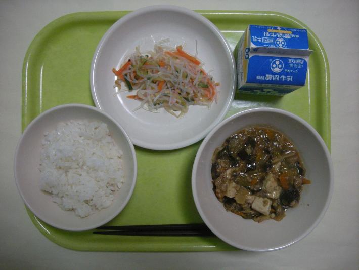 白ごはん、麻婆なす、中華風酢の物、牛乳（中学生250ミリリットル）の写真