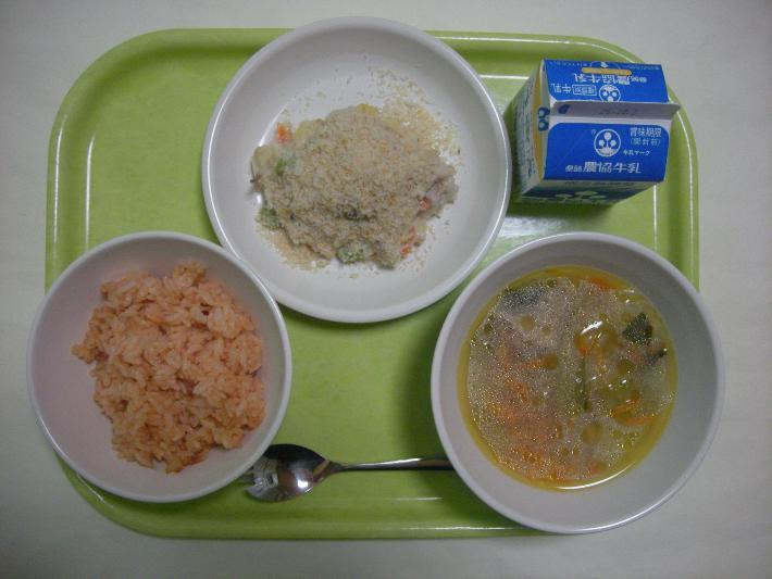 ケチャップライス、野菜スープ、ドリアソース、牛乳（中学校は250ミリリットル）の写真