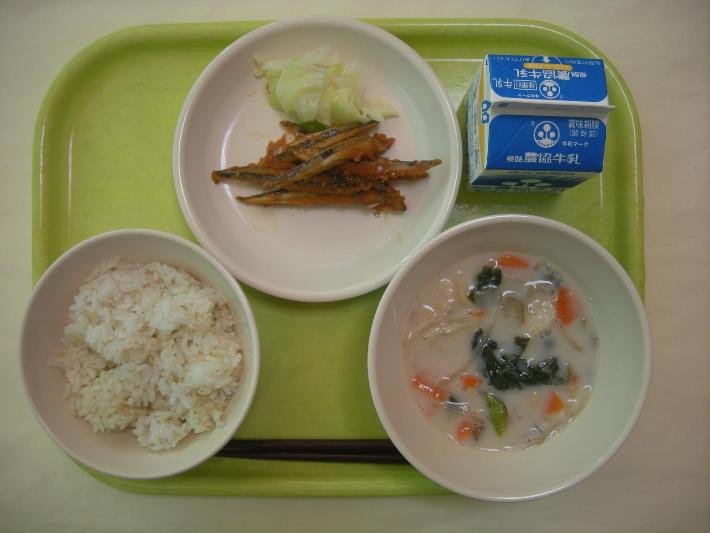 麦ごはん、豆乳汁、きびなごのオーロラソース和え、ゆで野菜、牛乳（中学校250ミリリットル）の写真
