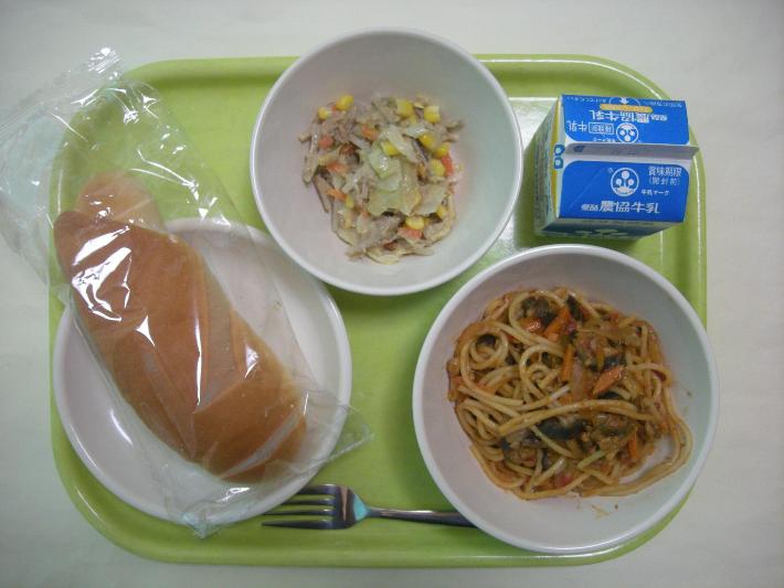 小さめコッペパン（幼稚園児ロールパン）、なすとトマトのスパゲッティ、ツナごぼうソテー、牛乳の写真