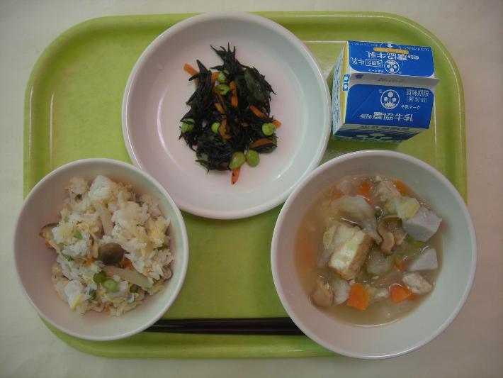 秋のちらし寿司、野菜と鶏肉のみぞれ煮、ひじきと枝豆のサラダ、牛乳の写真
