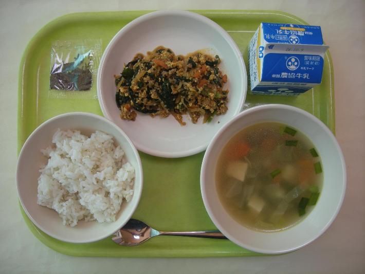 麦ごはん、豆腐スープ、キンパ丼の具、きざみのり、チーズ（中学校のみ）、牛乳の写真