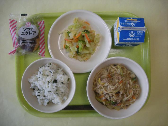 減塩わかめごはん、担々麺（リクエストメニュー）、野菜の中華和え、エクレア、牛乳の写真