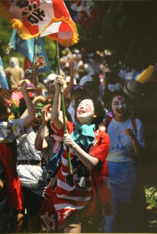 平成18年度トンボロ芸術村写真部門大賞の祭り旗を威勢よく掲げて歩く人々の写真