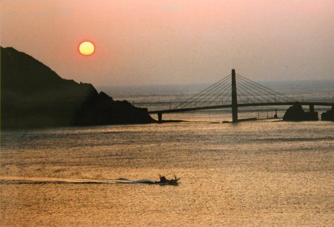 平成18年度トンボロ芸術村写真部門優秀賞の夕日に照らされる海辺の写真