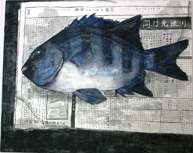絵画部門大賞作品の 濃い群青色の石鯛が新聞紙の上に横たわっている写真