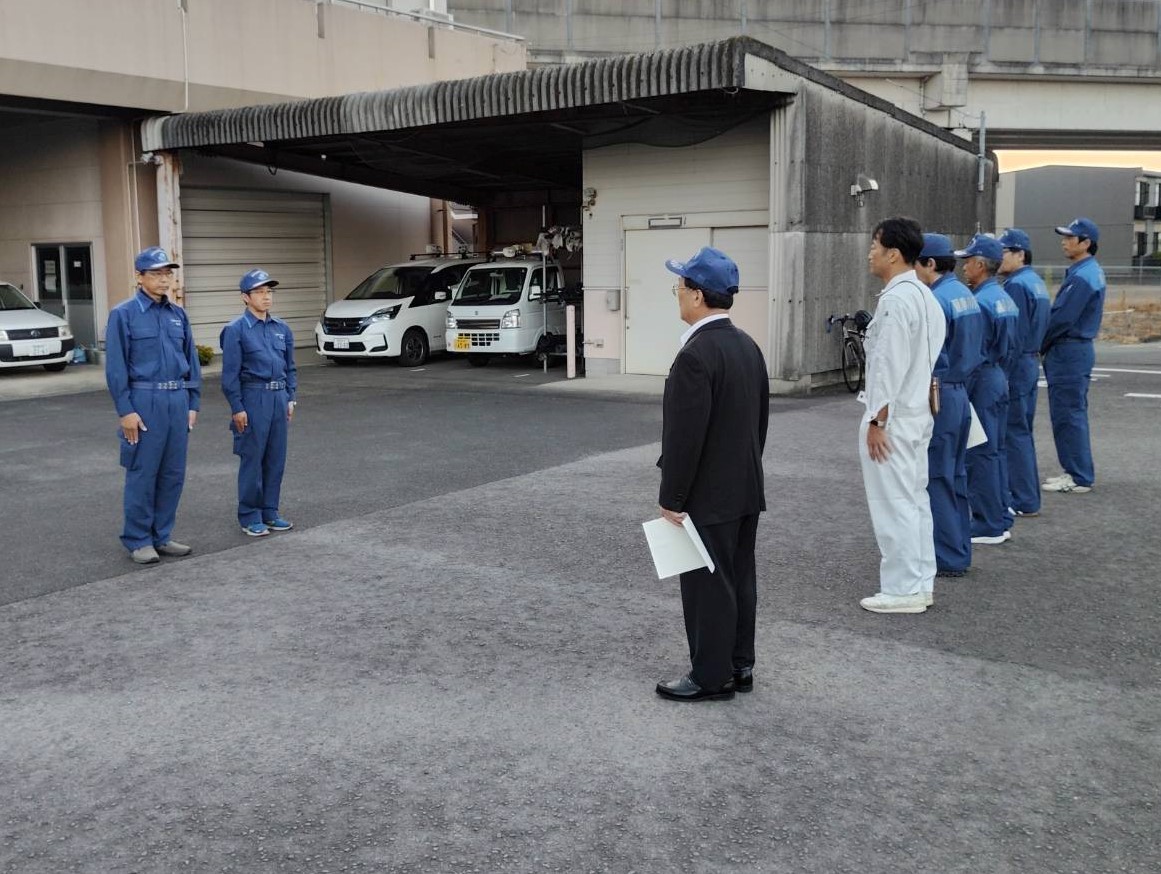 派遣隊員が整列している