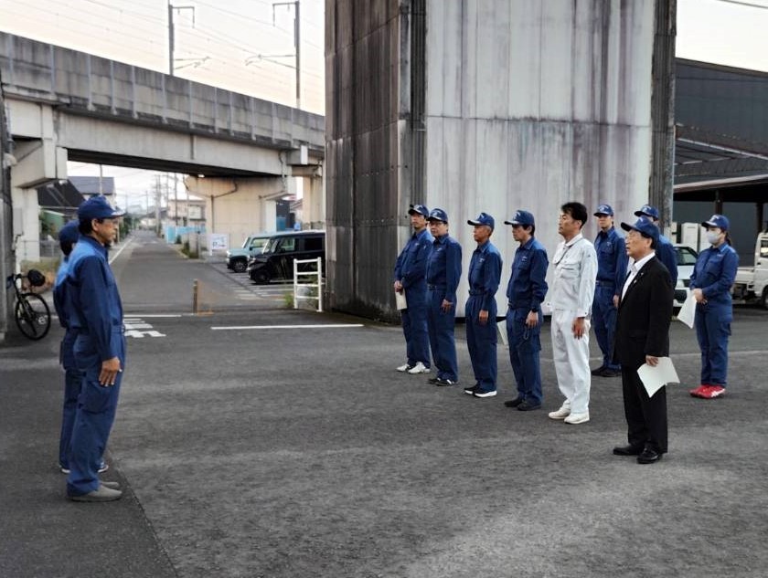 派遣隊員が整列している