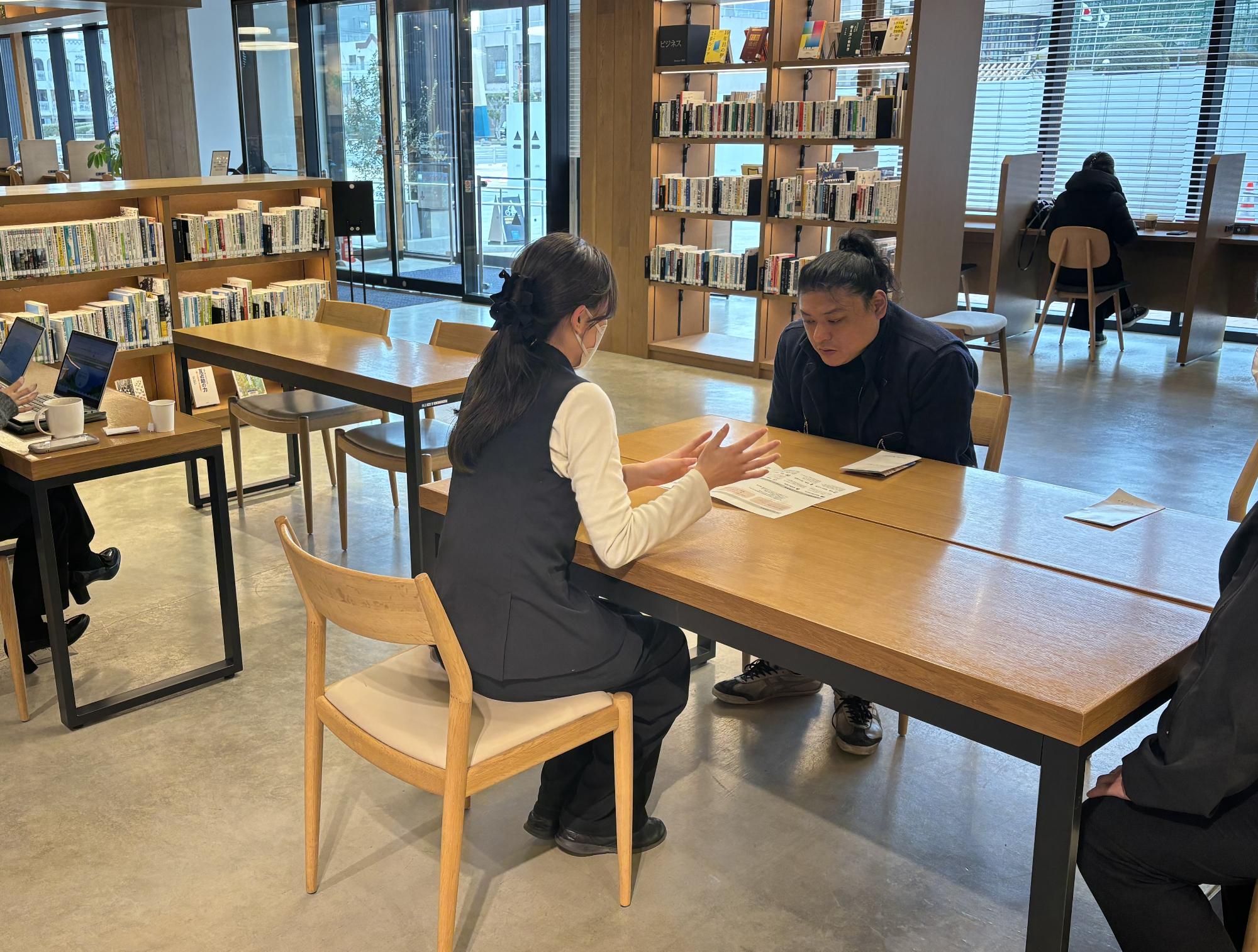 説明を受けている様子