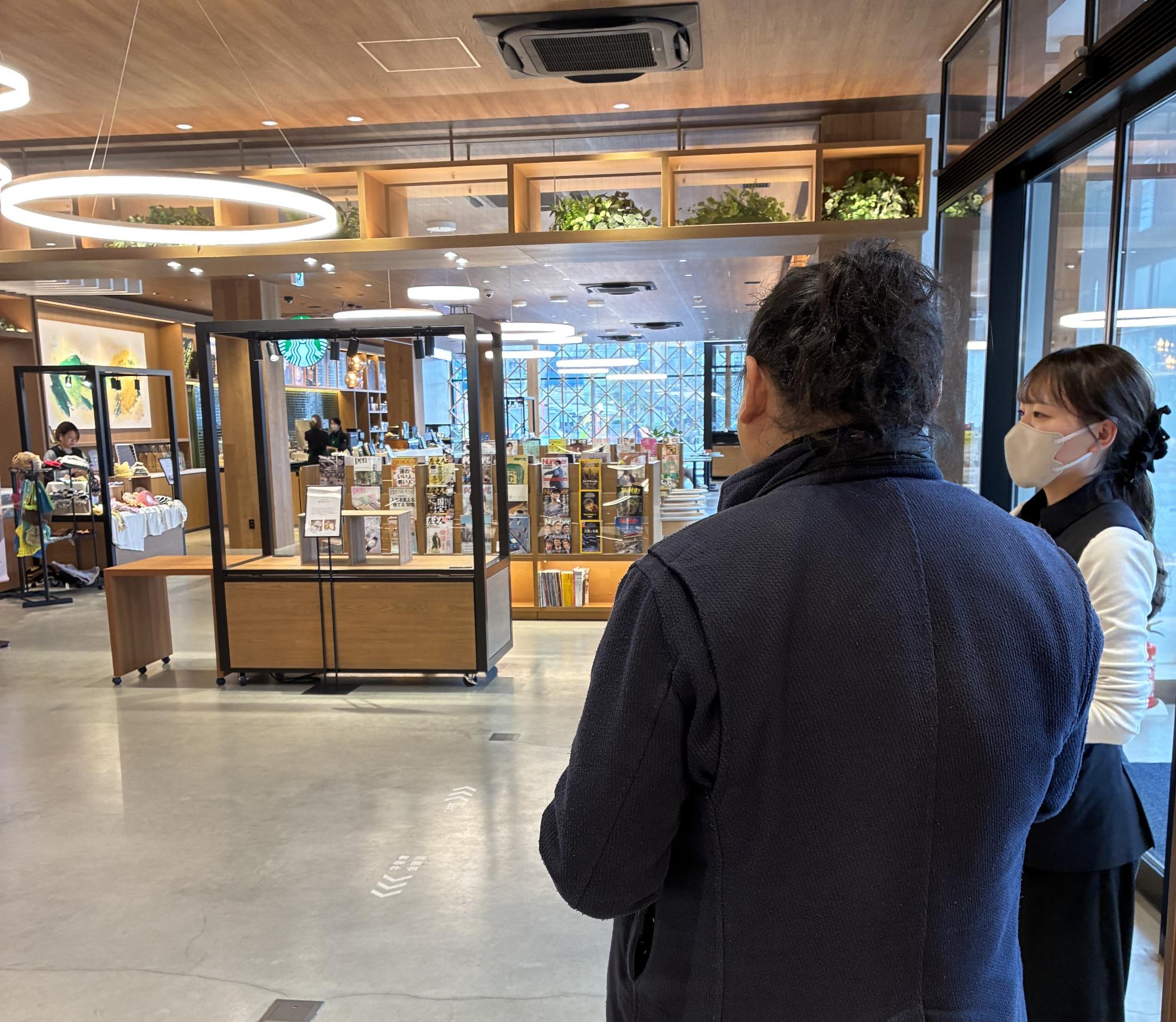 説明を受けている様子