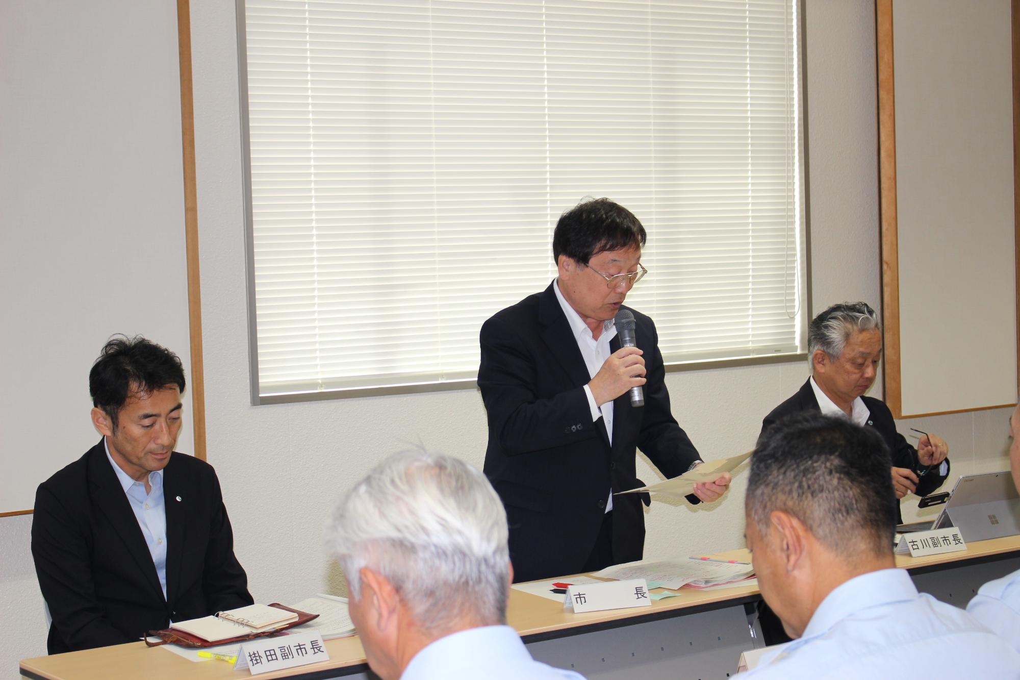田中良二市長の総括の様子
