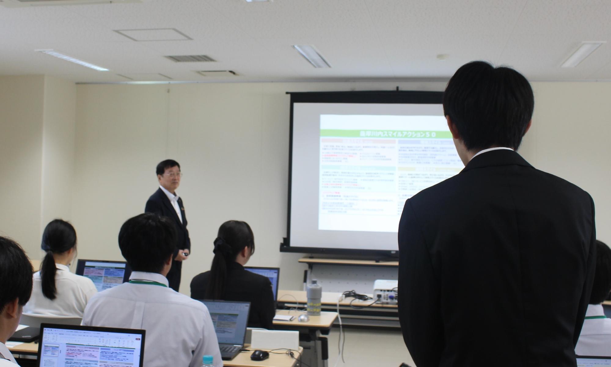 新規採用職員の質問に答える様子