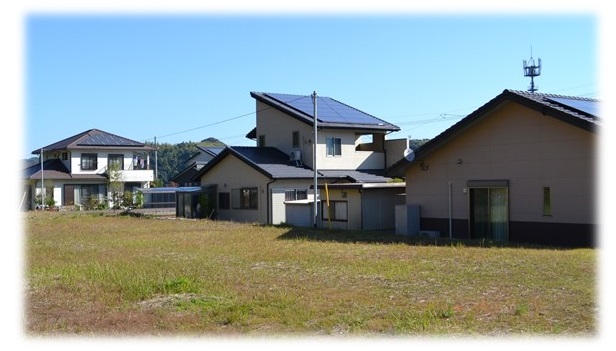 近隣に家が3軒建っている平地の大村団地の写真